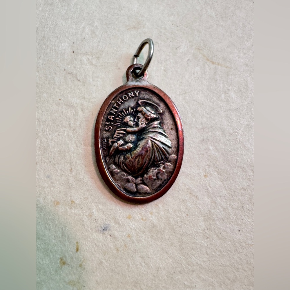 VTG St Anthony pendant